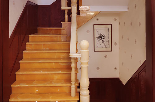 塔洋镇中式别墅室内汉白玉石楼梯的定制安装装饰效果